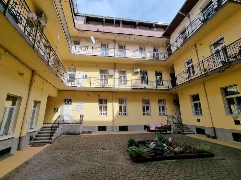 Vintage Apartman In City Center Miskolc Eksteriør bilde