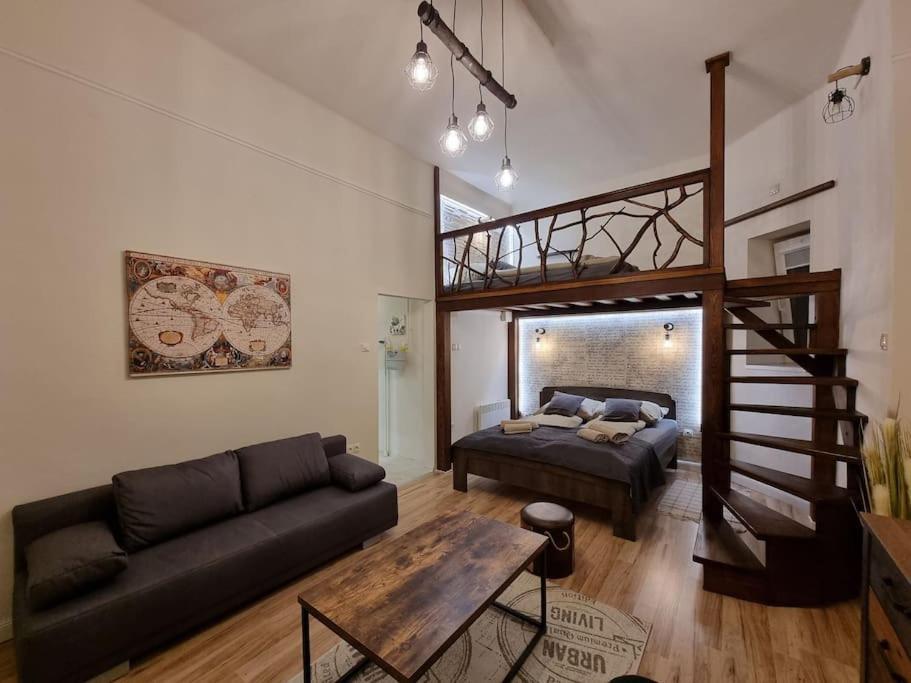 Vintage Apartman In City Center Miskolc Eksteriør bilde
